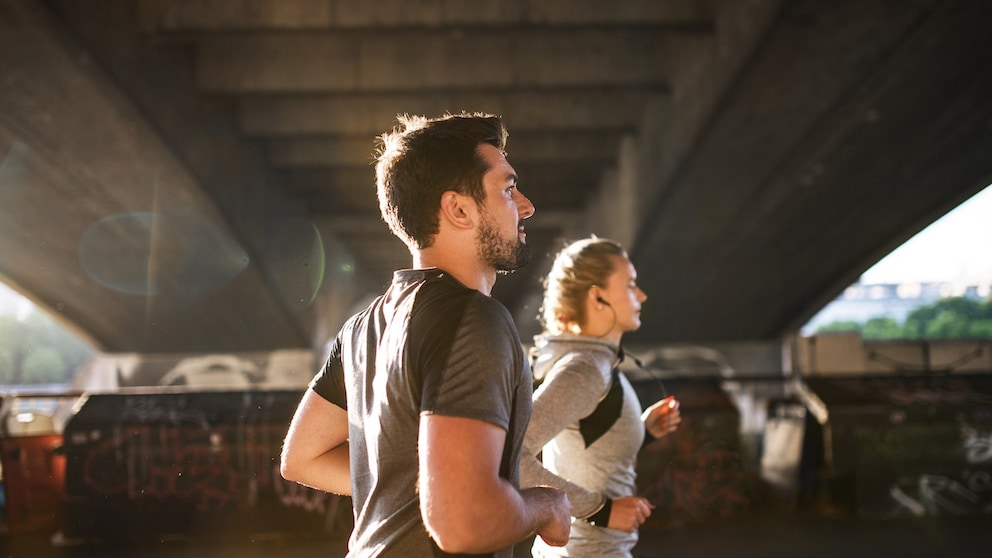 Ein Paar joggt: Kann Sport schlechte Ernährung ausgleichen?