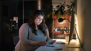 Person mit Übergewicht lernt