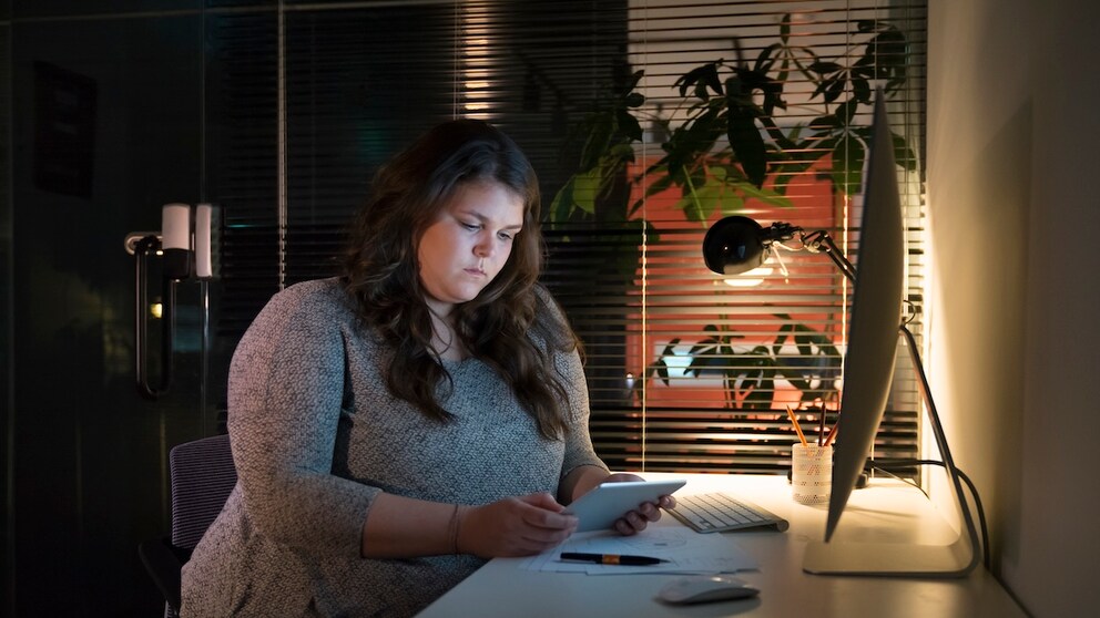 Person mit Übergewicht lernt