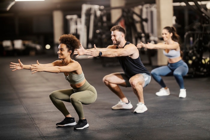 How many squats should men and women be able to do?