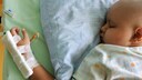 Kind, das im Krankenhaus liegt