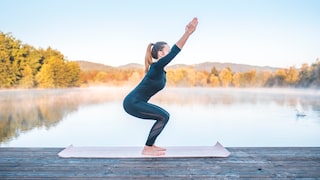 Mit der Yoga-Übung „Stuhl“ trainiert man die Gesäßmuskeln