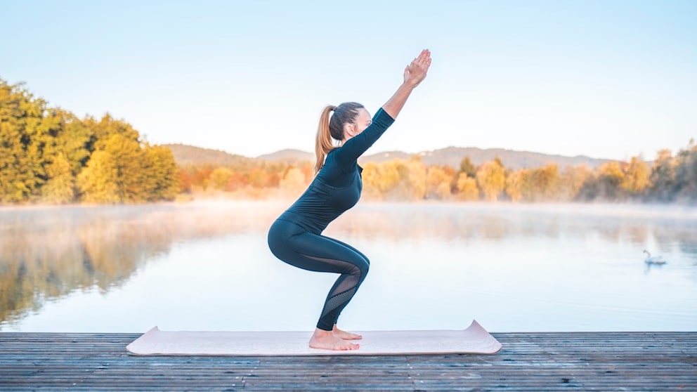 Mit der Yoga-Übung „Stuhl“ trainiert man die Gesäßmuskeln