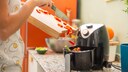 Mit den richtigen Rezepten kann man mit der Heißluftfritteuse bzw. dem Airfryer Speisen zubereiten, die sich zum Abnehmen eignen