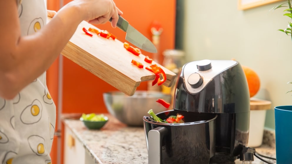 Mit den richtigen Rezepten kann man mit der Heißluftfritteuse bzw. dem Airfryer Speisen zubereiten, die sich zum Abnehmen eignen