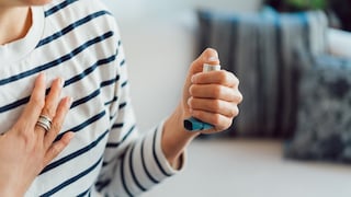 Frau mit Asthmaspray