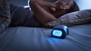 Zwischen 2 und 4 Uhr morgens aufwachen: Frau liegt schlaflos im Bett