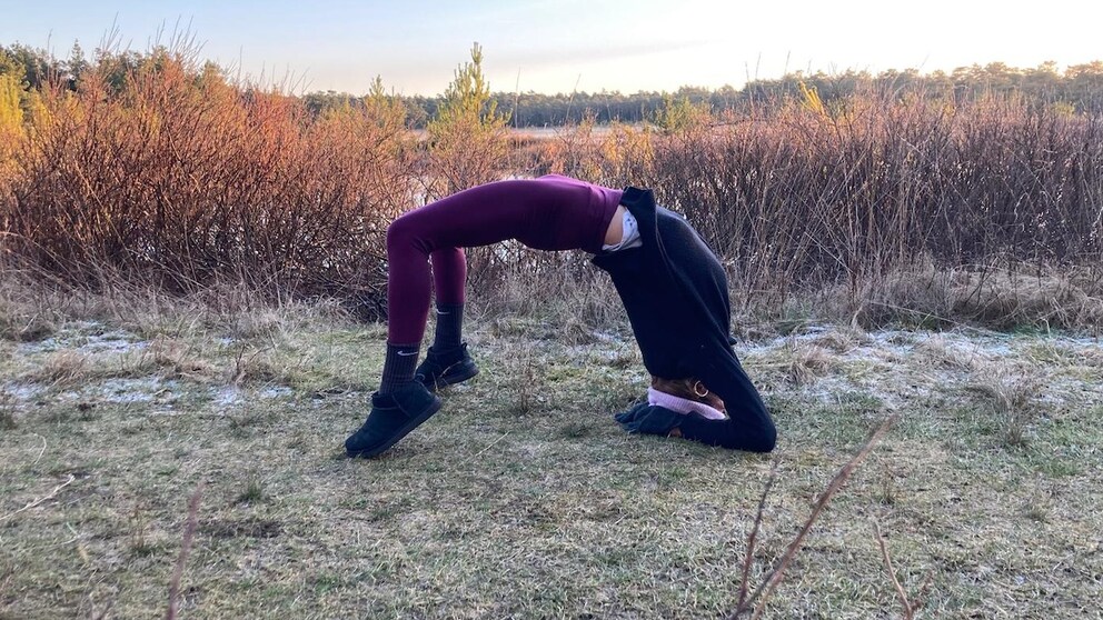 Yogalehrerin und FITBOOK-Expertin Nina Ponath in der Unterarm-Variante des Rads