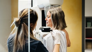 Frau mit Brustkrebs wird untersucht