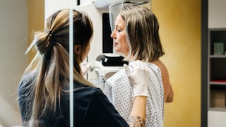 Frau mit Brustkrebs wird untersucht