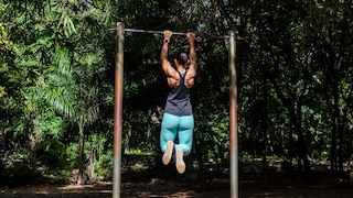 Dead Hang: Eine Frau hängt an einer Klimmzugstange