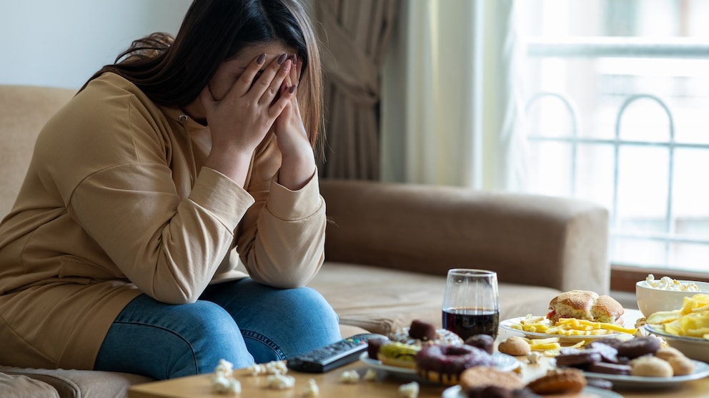 Unglückliche Frau vor ihrer Mahlzeit: Es gibt einen Zusammenhang zwischen fleischfreier Ernährung und der Wahrscheinlichkeit, eine Depression zu entwickeln