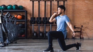 Ein Mann macht Cross Lunges