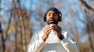 Mann mit Heuschnupfen beim Joggen im Park