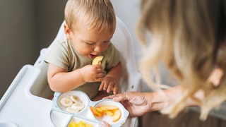 Baby isst Lebensmittel