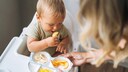 Baby isst Lebensmittel
