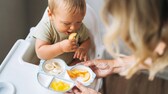 Baby isst Lebensmittel