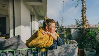 Frau hält ihr Gesicht in die Frühlingssonne