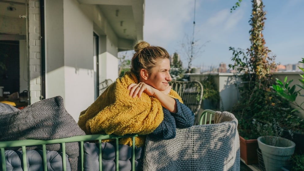 Frau hält ihr Gesicht in die Frühlingssonne