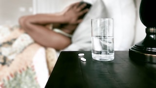 Frau leidet an medikamenteninduziertem Kopfschmerz