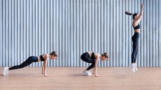Mehr Burpees schaffen: Eine Frau beim Training der komplexen Übung