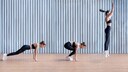 Mehr Burpees schaffen: Eine Frau beim Training der komplexen Übung