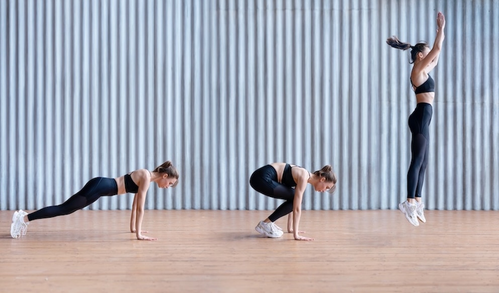 Mehr Burpees schaffen: Eine Frau beim Training der komplexen &Uuml;bung