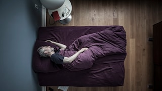 Nachteulen, wie dieser Mann, leiden öfter unter einer Depression