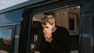 Mann mit Allergie muss niesen