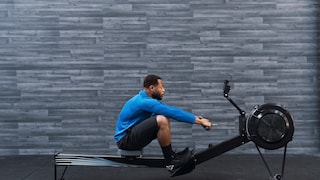 Mann macht ein Ruder-Workout