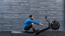 Mann macht ein Ruder-Workout