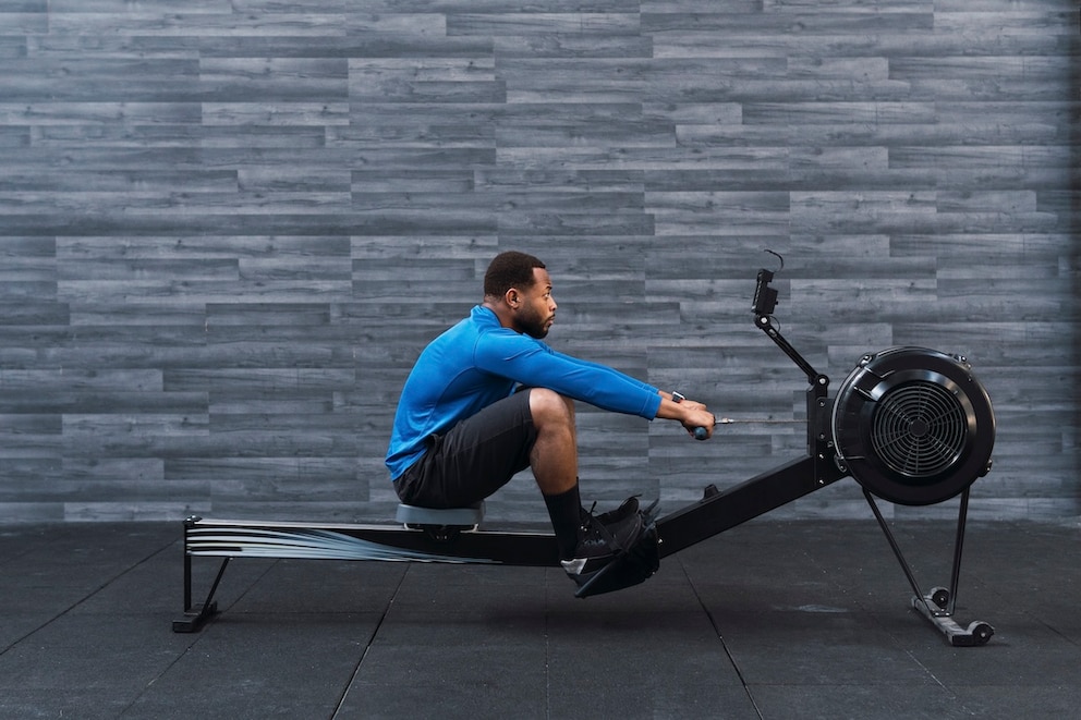 Mann macht ein Ruder-Workout