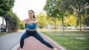 Eine Frau macht Side Lunges