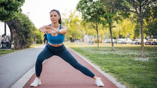 Eine Frau macht Side Lunges