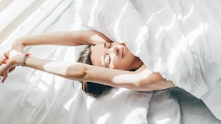 Frau betreibt Sleepmaxxing