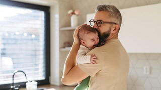 Vater mit einem Baby