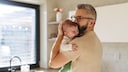 Vater mit einem Baby