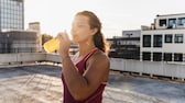 Sportler trinkt isotonisches Getränk