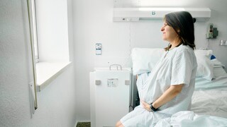 Frau mit Symptomen einer Fruchtwasserembolie