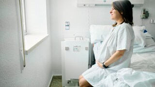 Frau mit Symptomen einer Fruchtwasserembolie