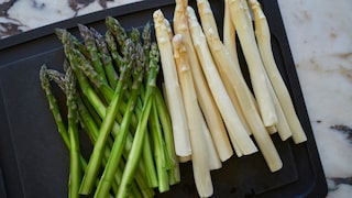 Grüner und weißer Spargel