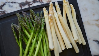 Grüner und weißer Spargel