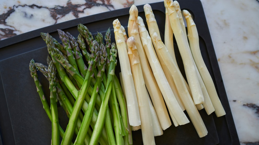 Grüner und weißer Spargel