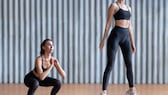 Eine Frau macht Jump Squats