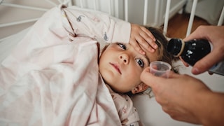 Kind bekommt Antibiotikum