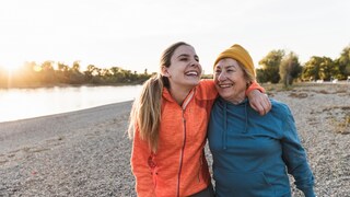 Jüngere Frau und ältere Frau