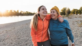 Jüngere Frau und ältere Frau