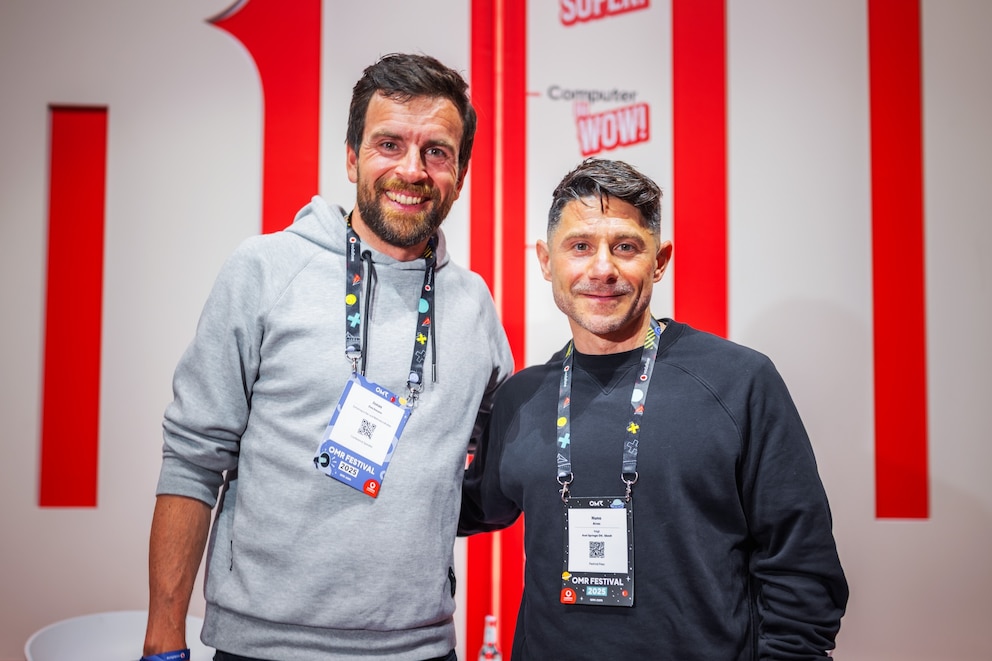 Jonas Deichmann mit FITBOOK-Chefredakteur Nuno Alves