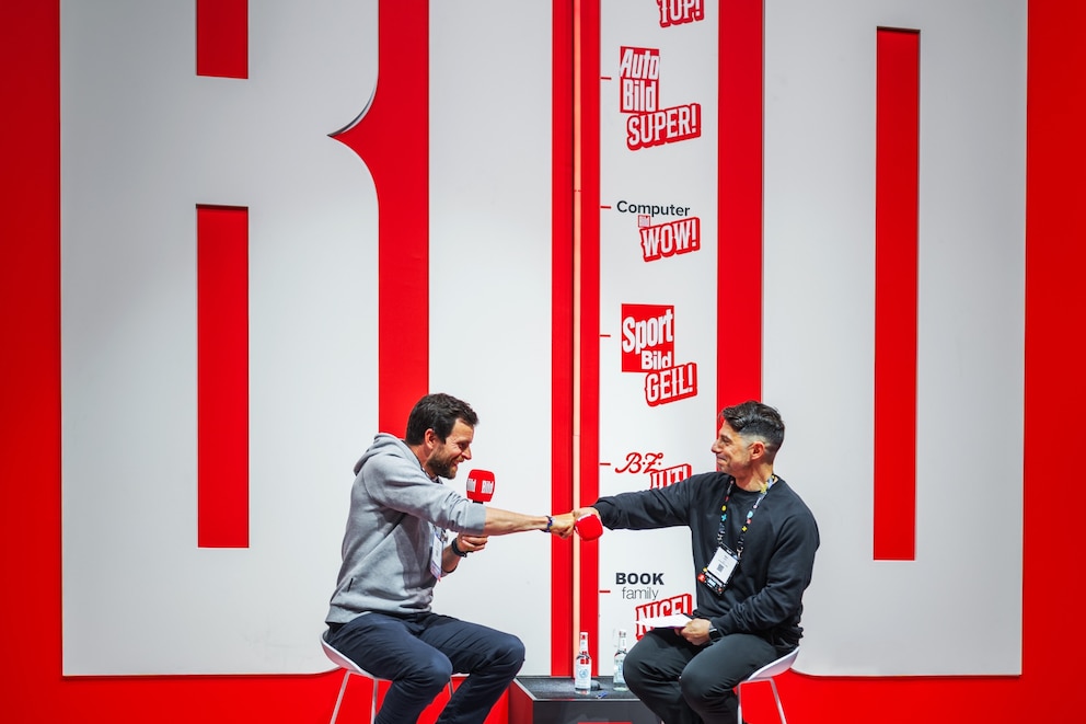 Jonas Deichmann mit FITBOOK-Chefredakteur Nuno Alves