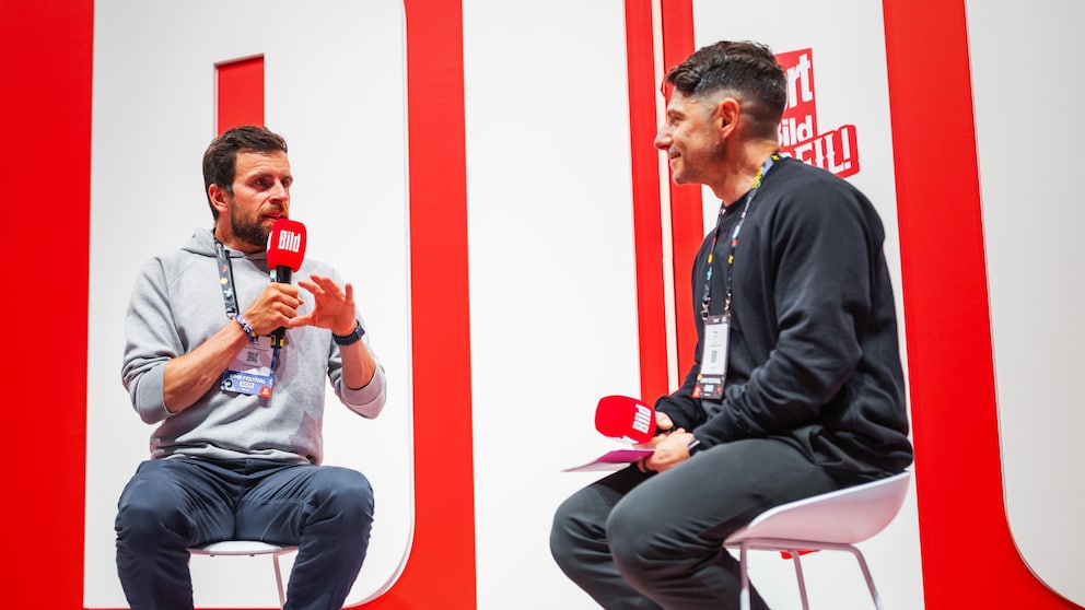Jonas Deichmann mit FITBOOK-Chefredakteur Nuno Alves